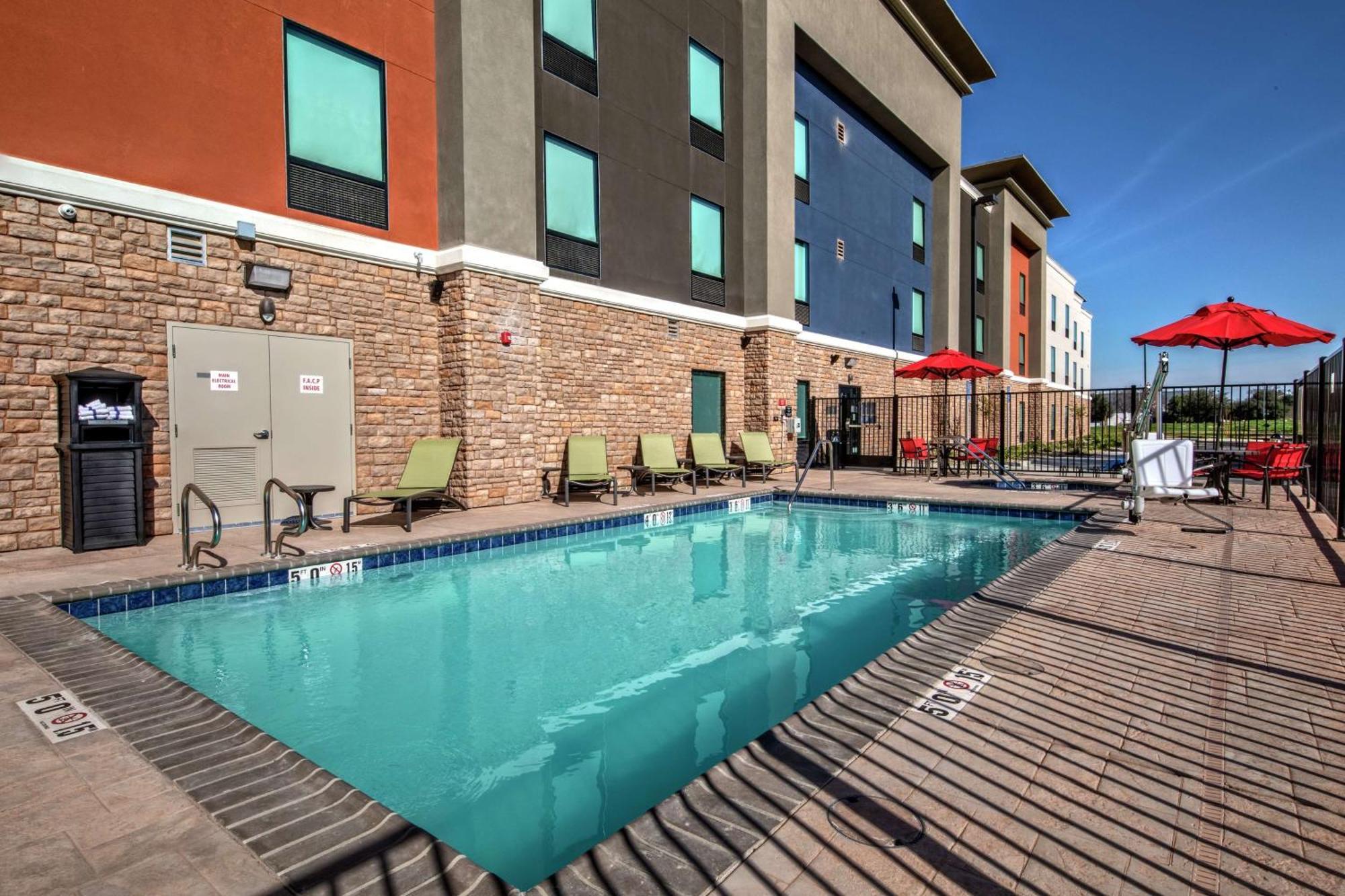 Hampton Inn Fresno Airport Exterior foto